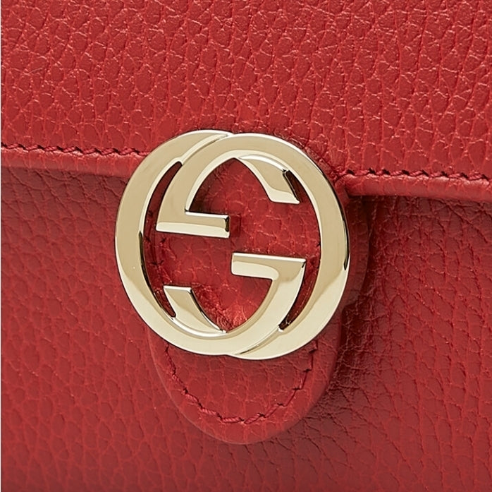 Cartera pequeña Gucci de piel entrelazada en color rojo