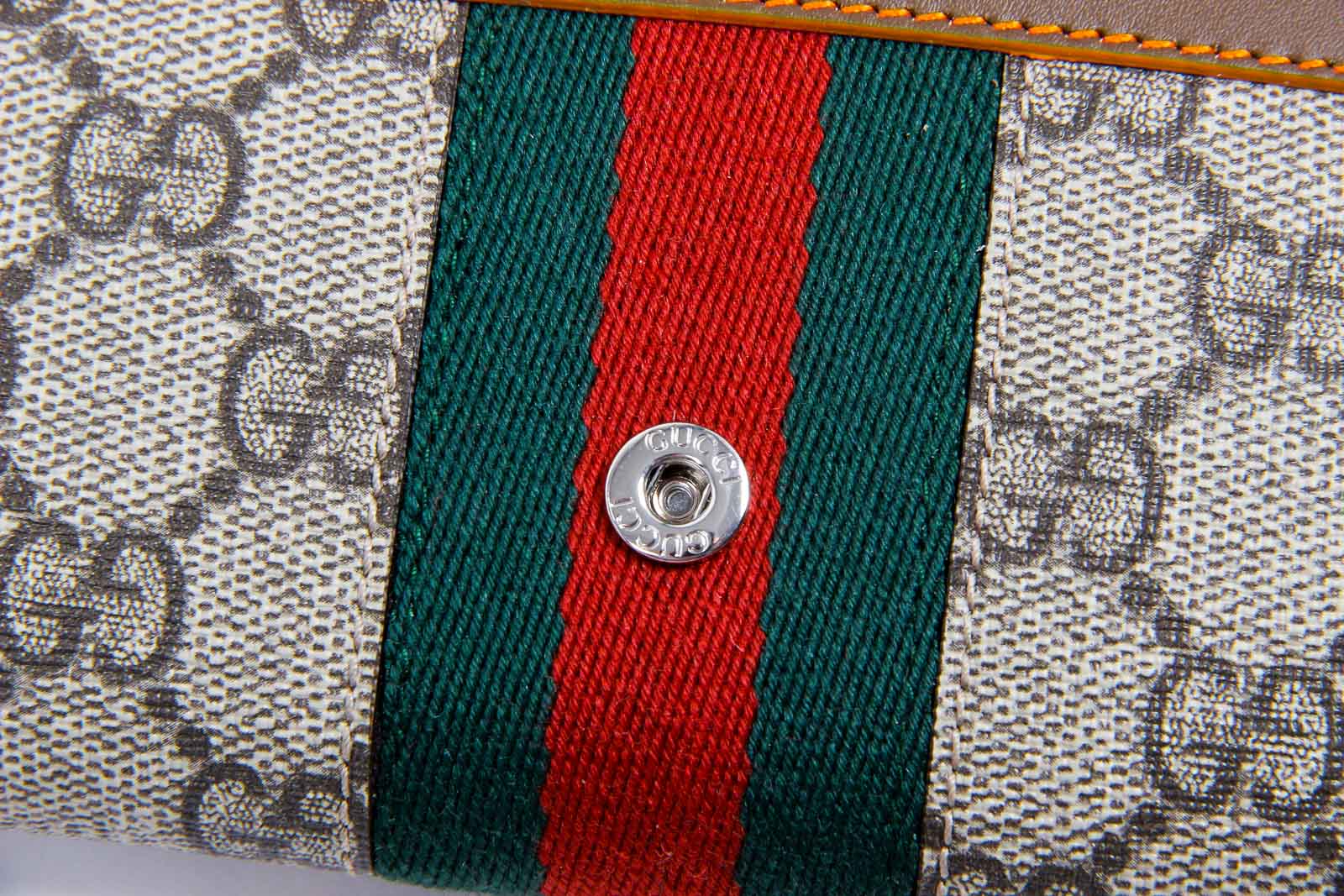 Monedero Gucci Supreme de dos pliegues para mujer