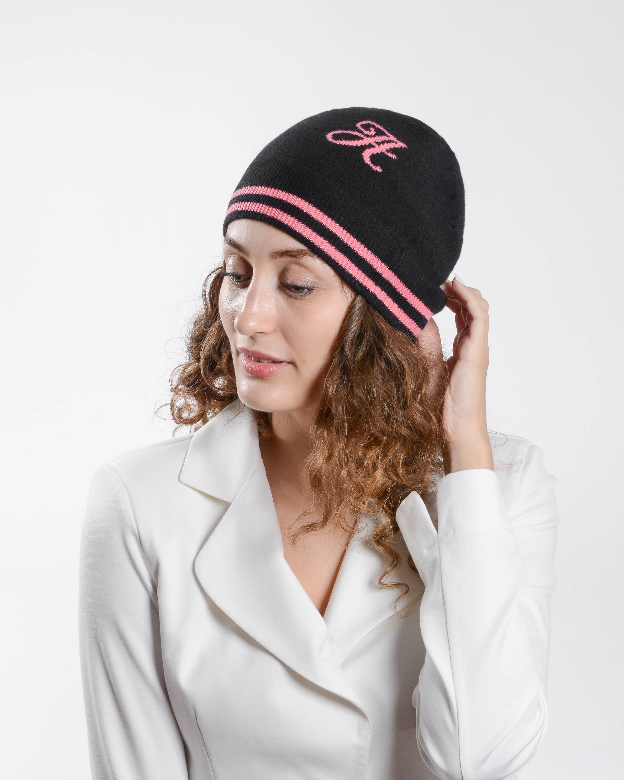 Gorro con monograma de Dee Ocleppo BRUNTSFIELD BLACK A
