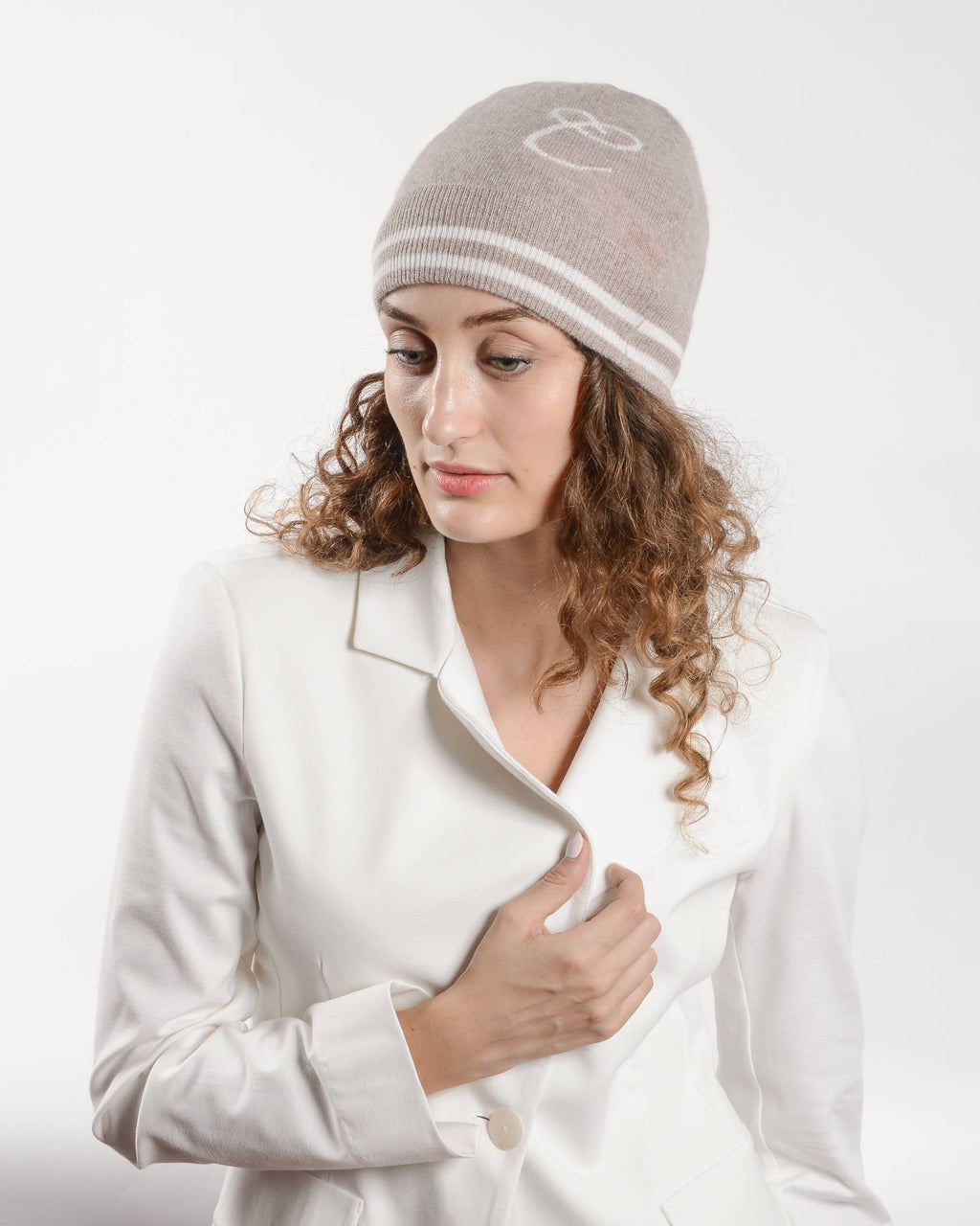 Gorro con monograma de Dee Ocleppo BRUNTSFIELD CAMEL C