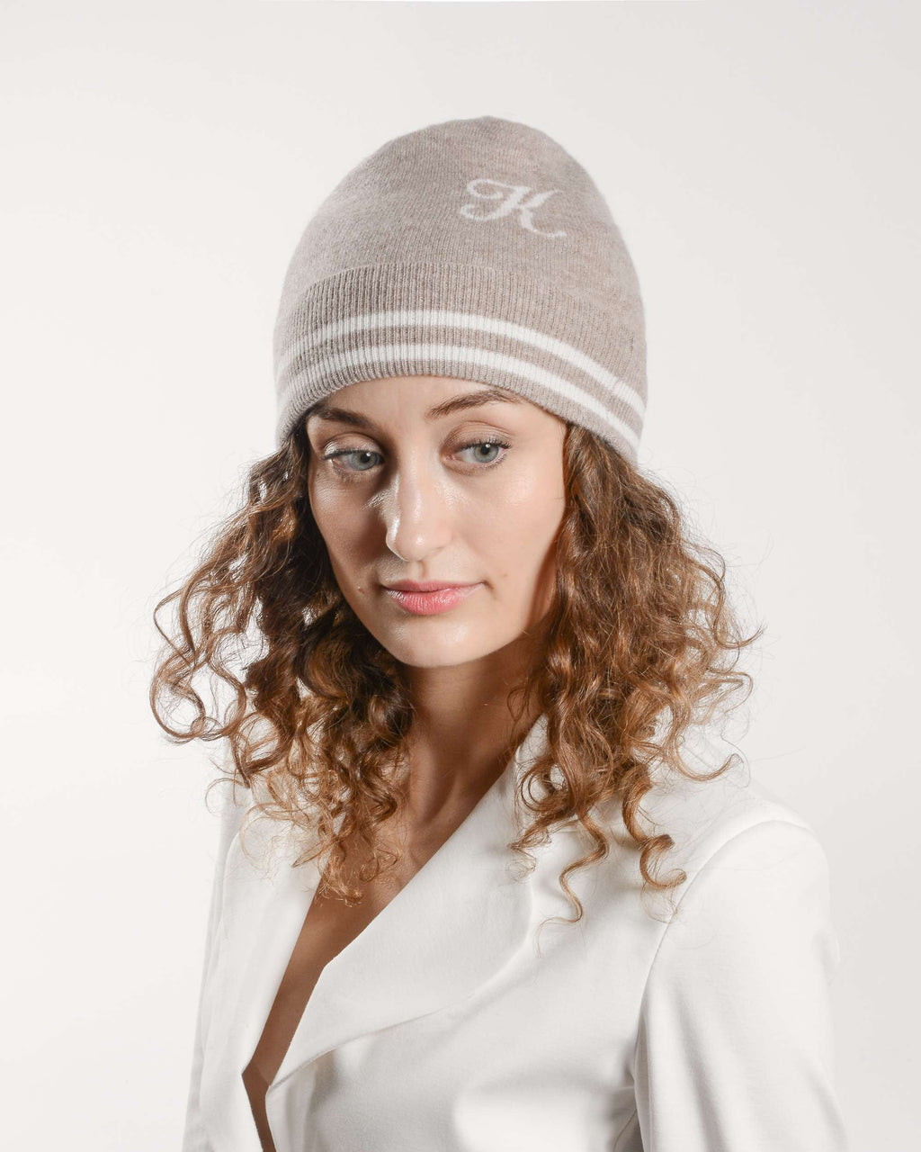 Gorro con monograma de Dee Ocleppo BRUNTSFIELD CAMEL K