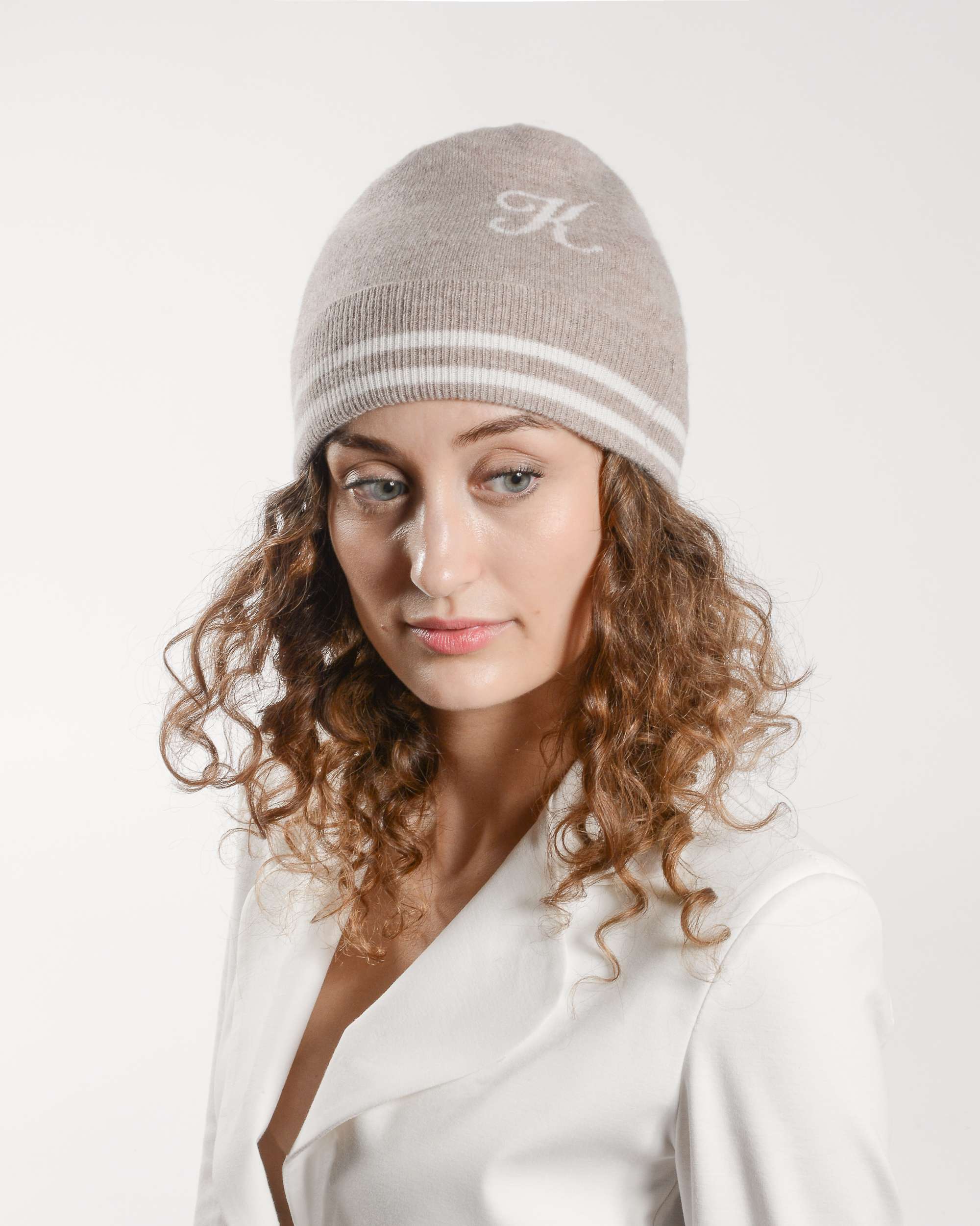 Gorro con monograma de Dee Ocleppo BRUNTSFIELD CAMEL K
