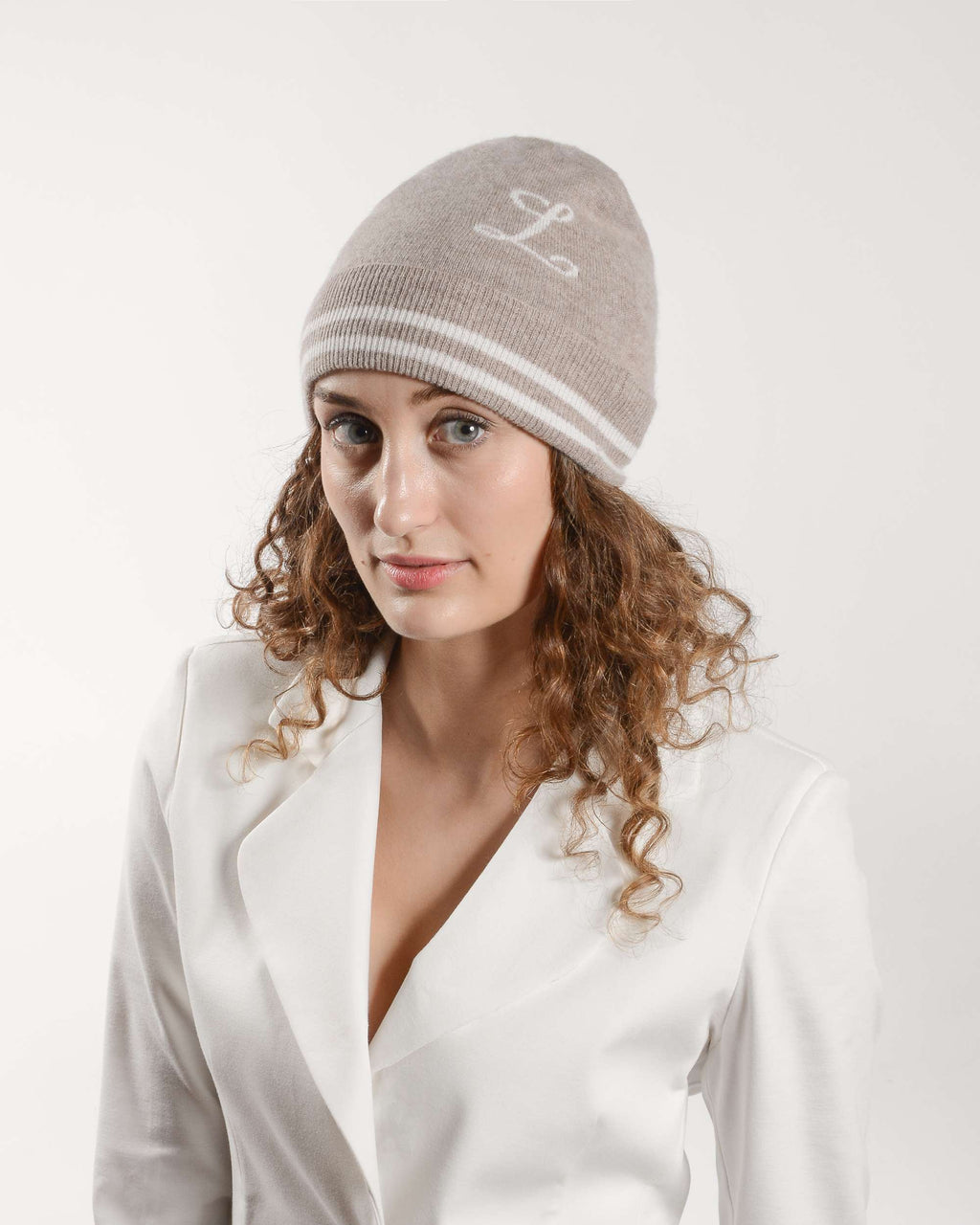 Gorro con monograma de Dee Ocleppo BRUNTSFIELD CAMEL L