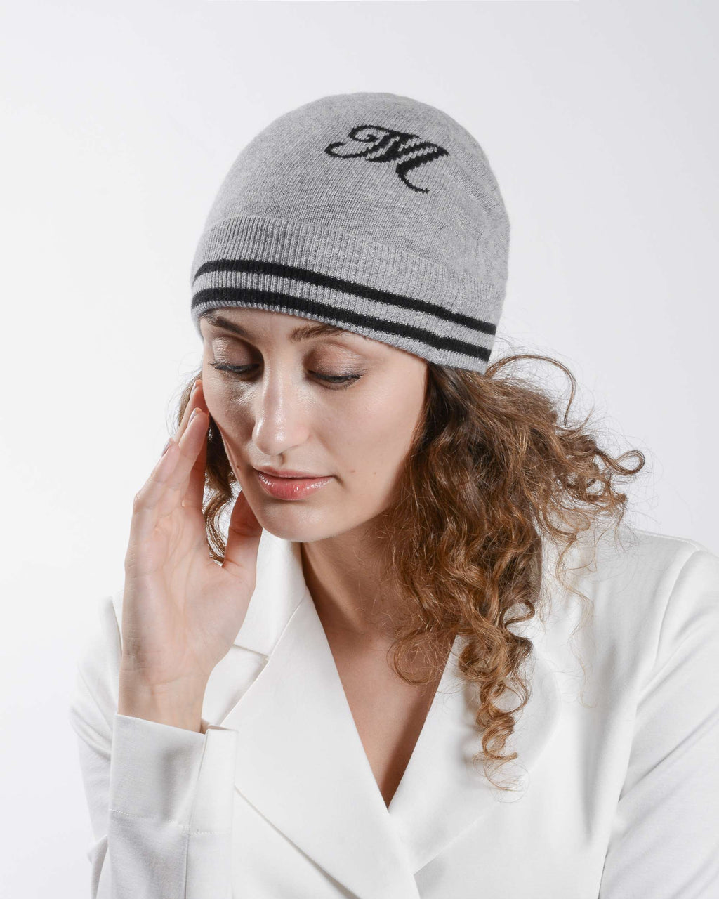 Gorro con monograma de Dee Ocleppo BRUNTSFIELD GREY M