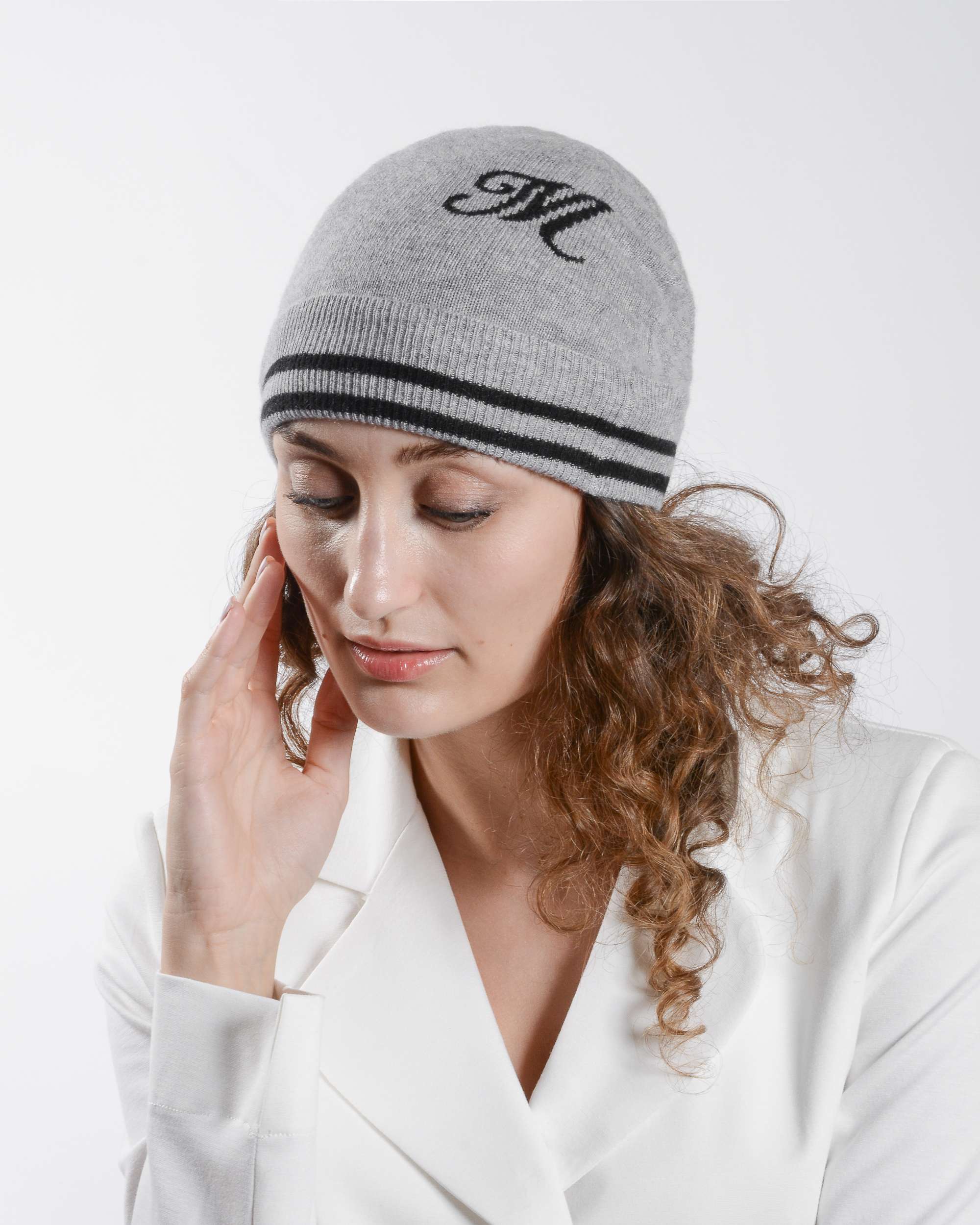 Gorro con monograma de Dee Ocleppo BRUNTSFIELD GREY M