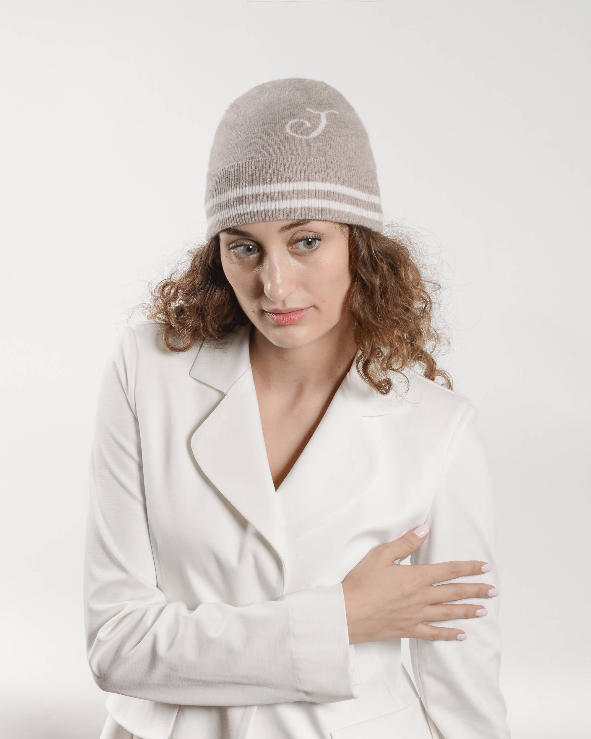 Gorro con monograma de Dee Ocleppo BRUNTSFIELD CAMEL J